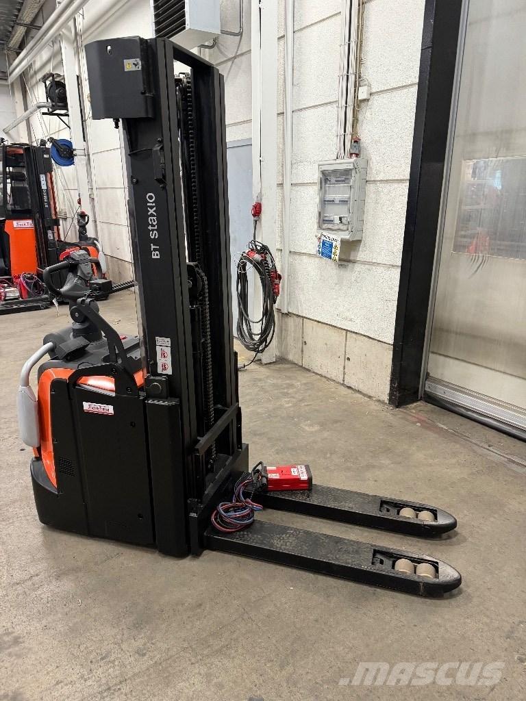 Toyota SPE140L Pedestrian stacker