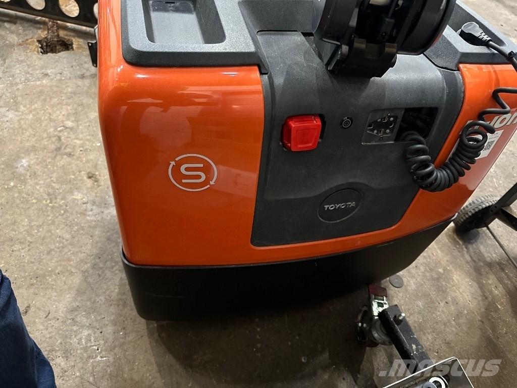 Toyota HWE 100 Pedestrian stacker