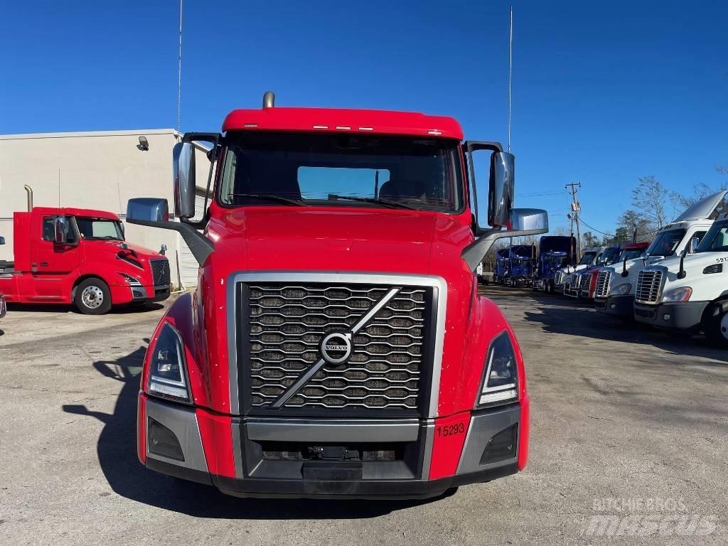 Volvo VNL64T300 Truck Tractor Units