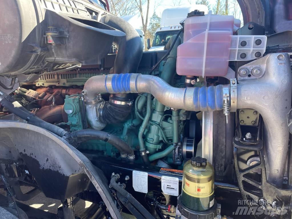 Volvo VNL64T300 Truck Tractor Units