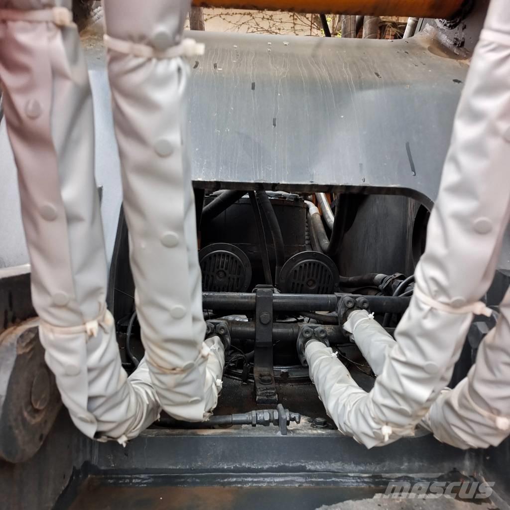 Hyundai 305 LC Crawler excavators