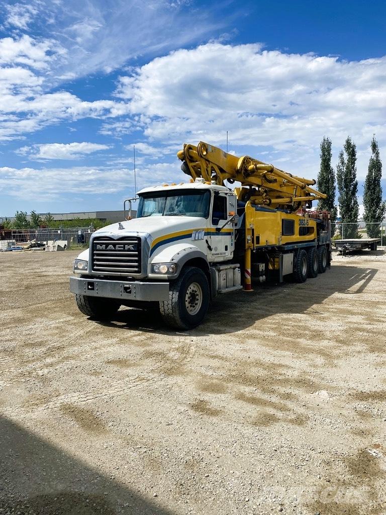 Putzmeister (#193) 38M Concrete pumps