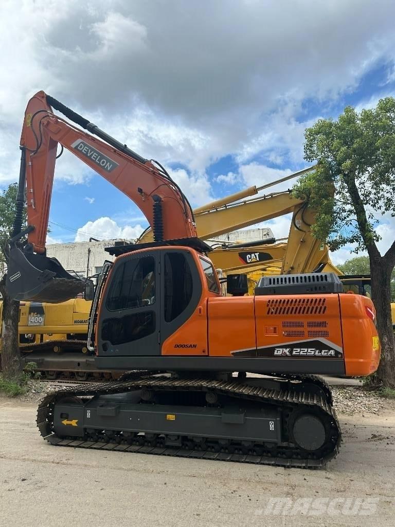 Develon DX 225 LCA Midi excavators  7t - 12t