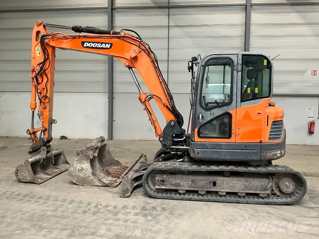 Doosan DX 80 R Midi excavators  7t - 12t