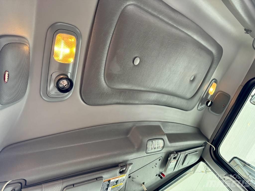 Peterbilt 389 Truck Tractor Units