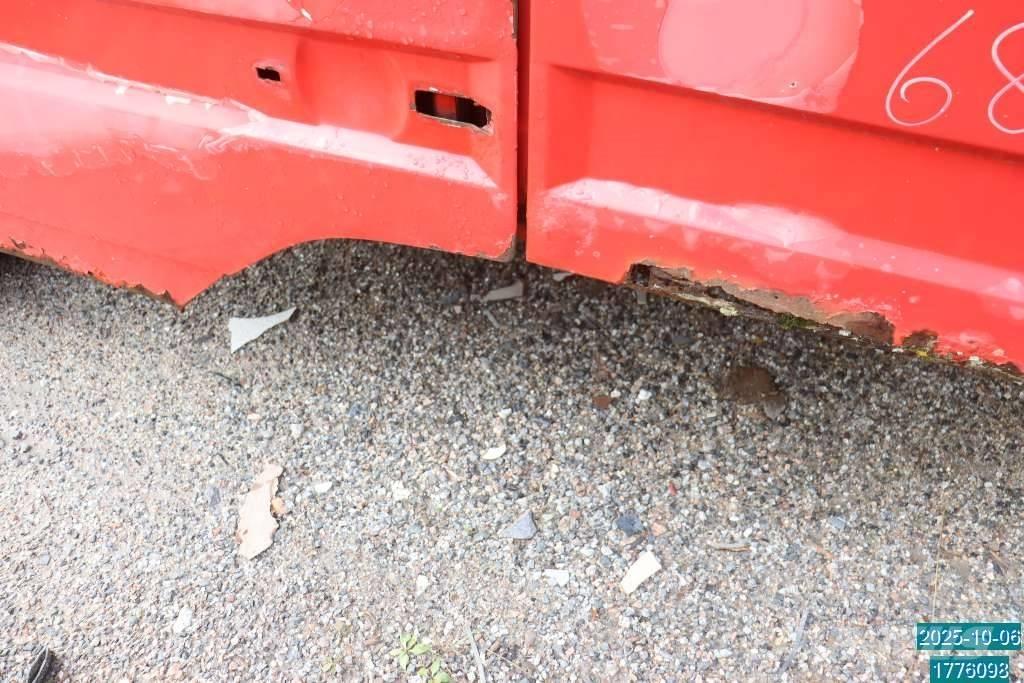 Scania P 82 M Cabins and interior