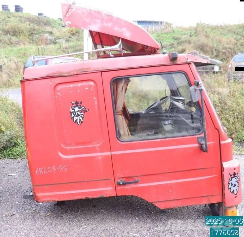 Scania P 82 M Cabins and interior