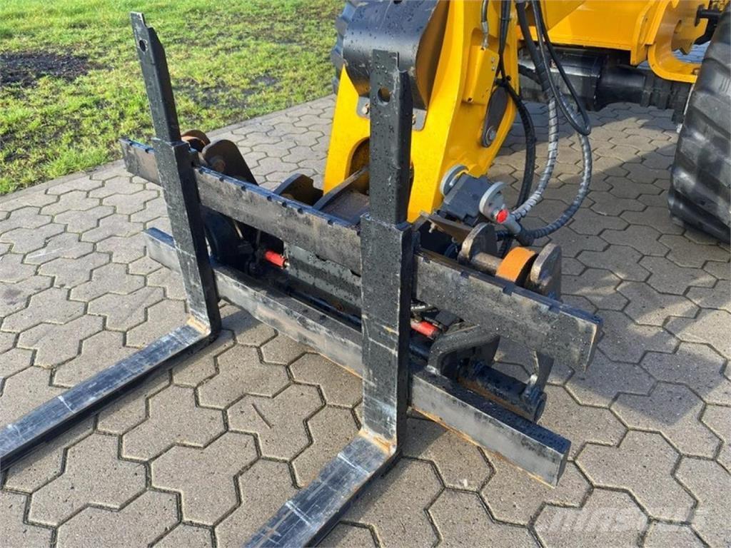 JCB TM 220 - 40 KM/H Farming telehandlers