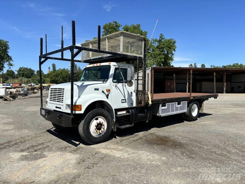 International 4900 Flatbed/Dropside trucks