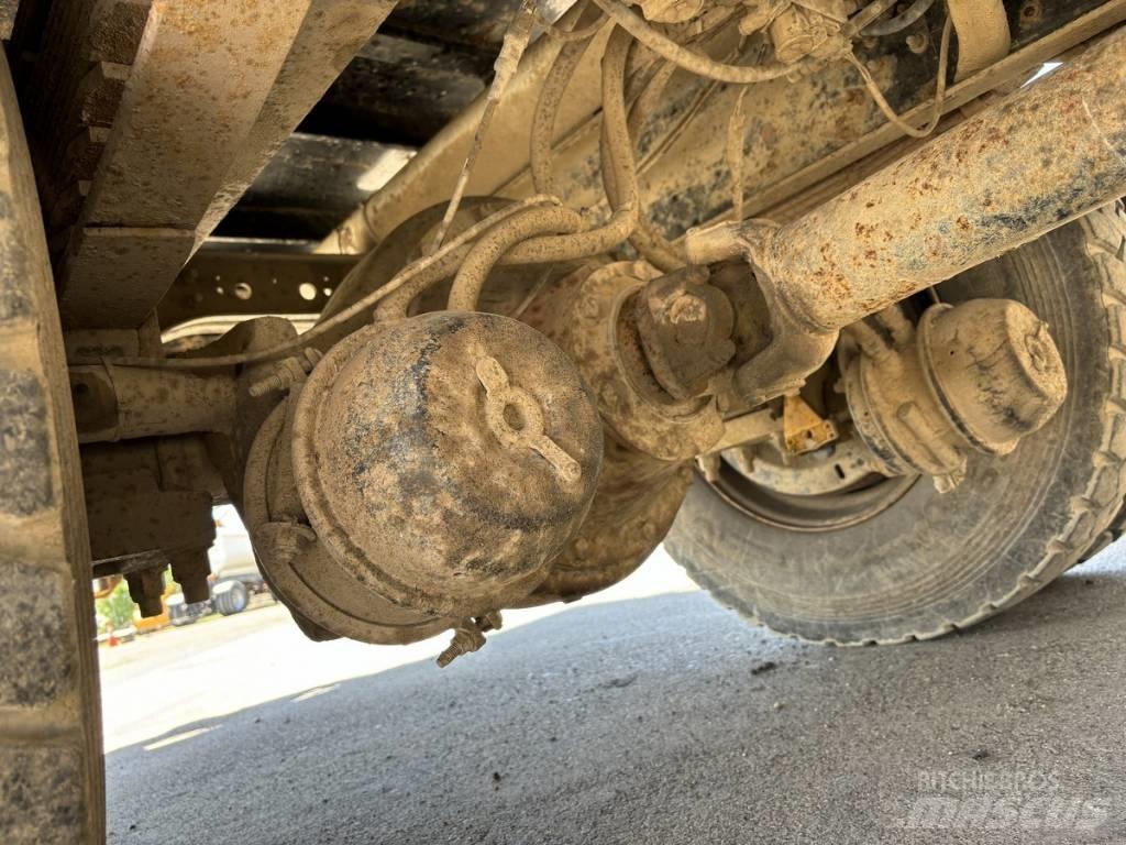 International 4900 Flatbed/Dropside trucks