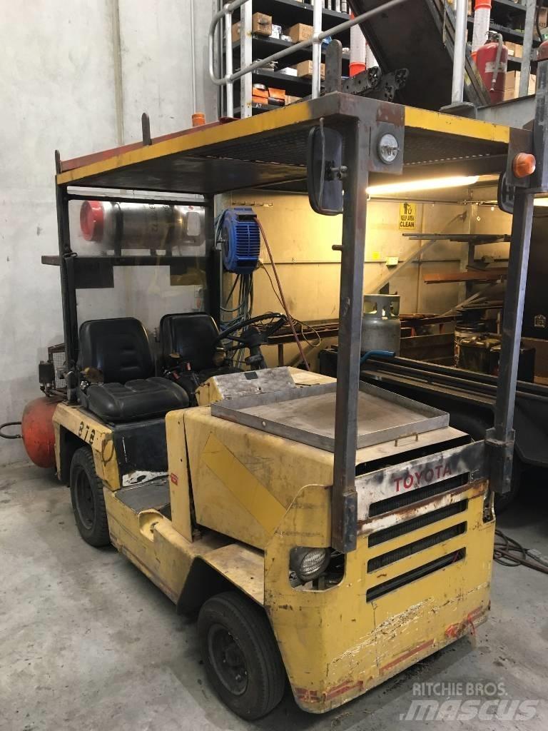 Toyota 2TG10 Towing truck