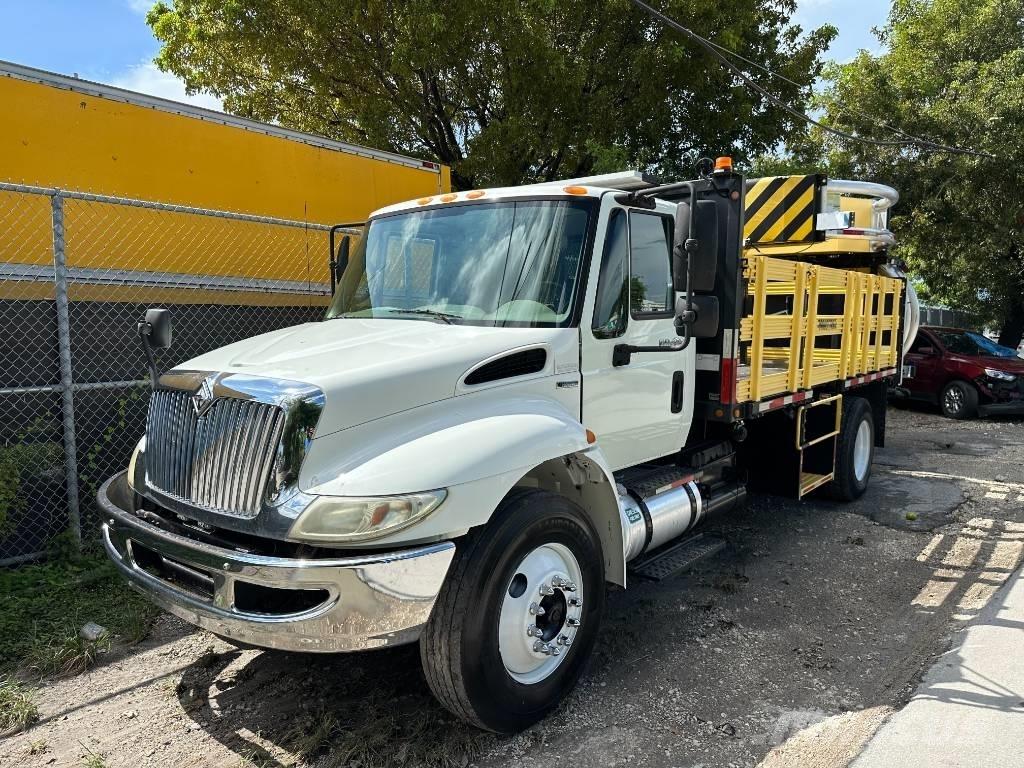 International 4300 Flatbed/Dropside trucks