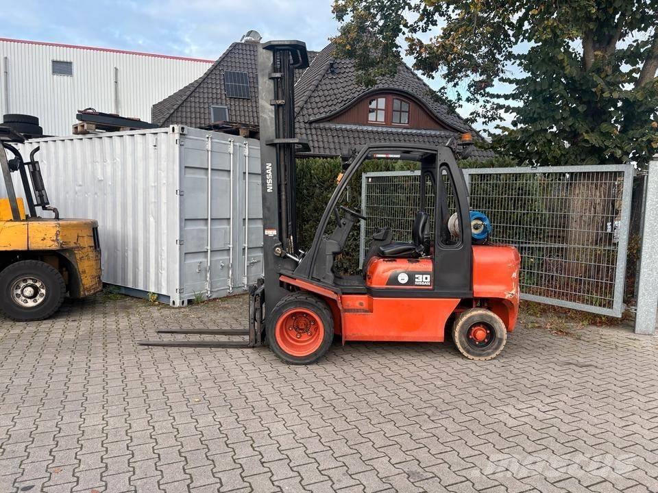 Nissan UGD02 A 30 PQ LPG trucks