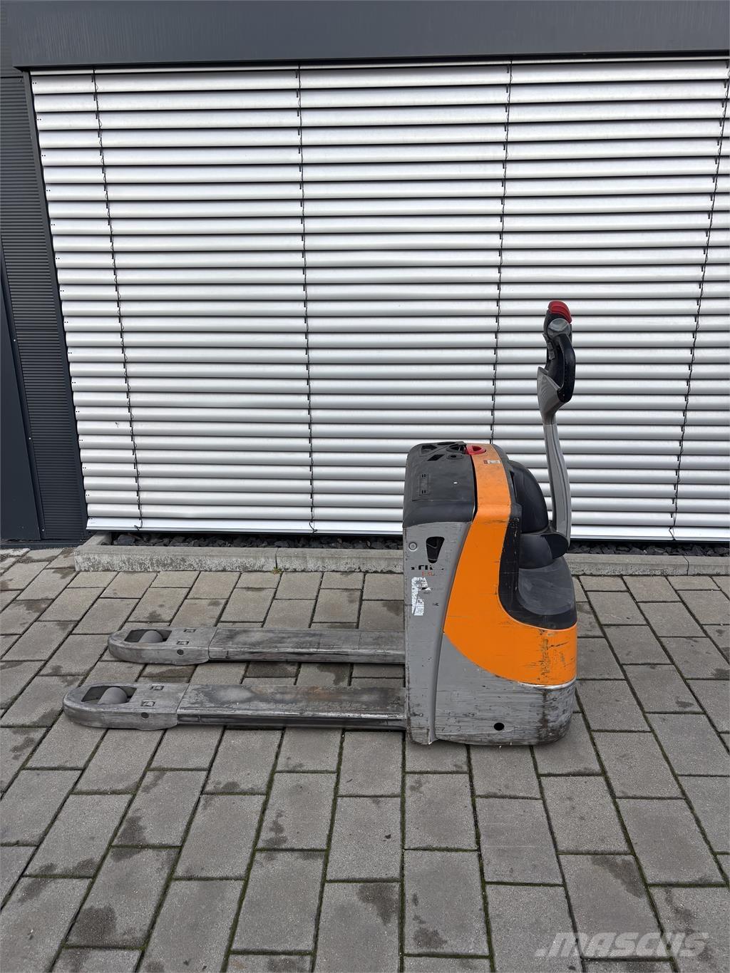 Still EXU16 Pedestrian stacker