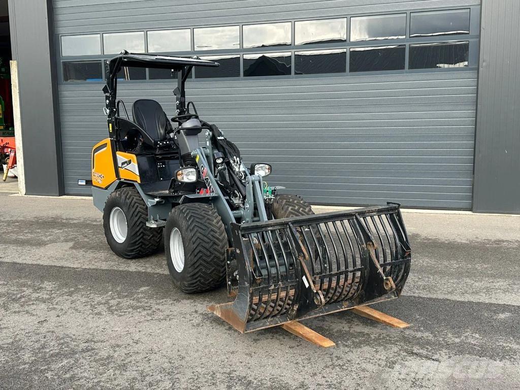 GiANT G2700HD+ Mini loaders