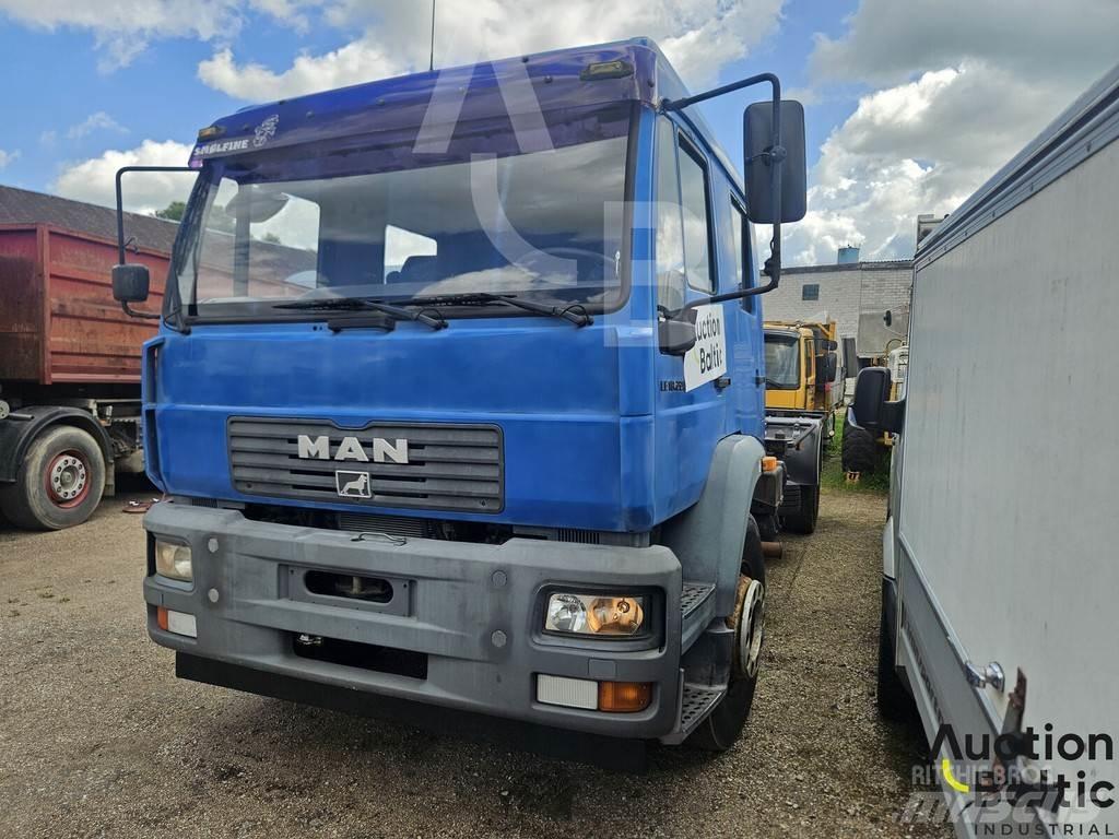 MAN 18.225 Chassis Cab trucks