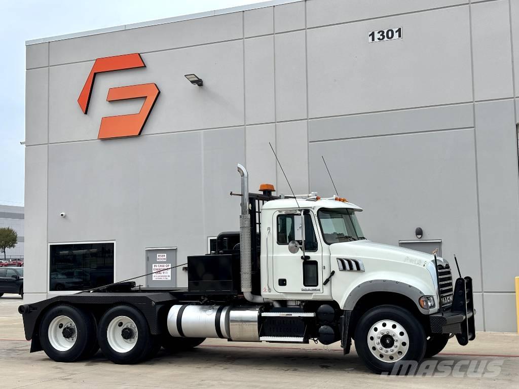 Mack GU713 Recovery vehicles