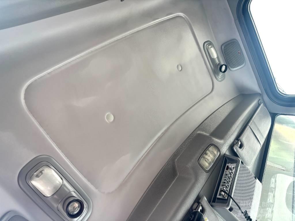 Peterbilt 389 Truck Tractor Units