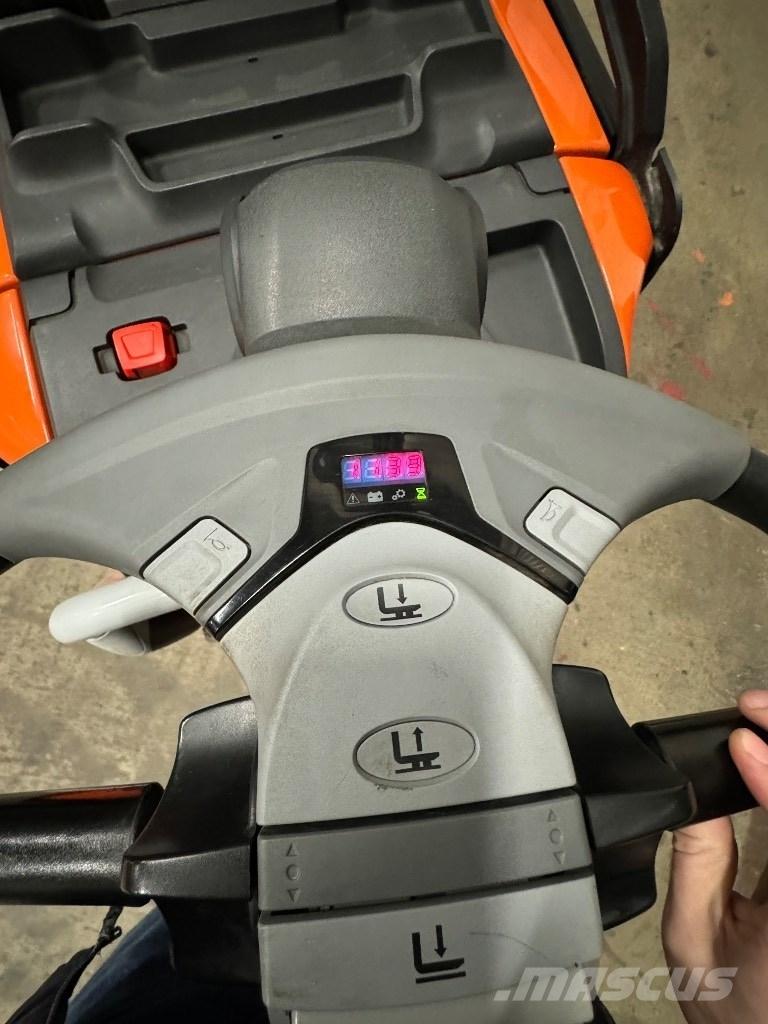 Toyota SPE160L Pedestrian stacker