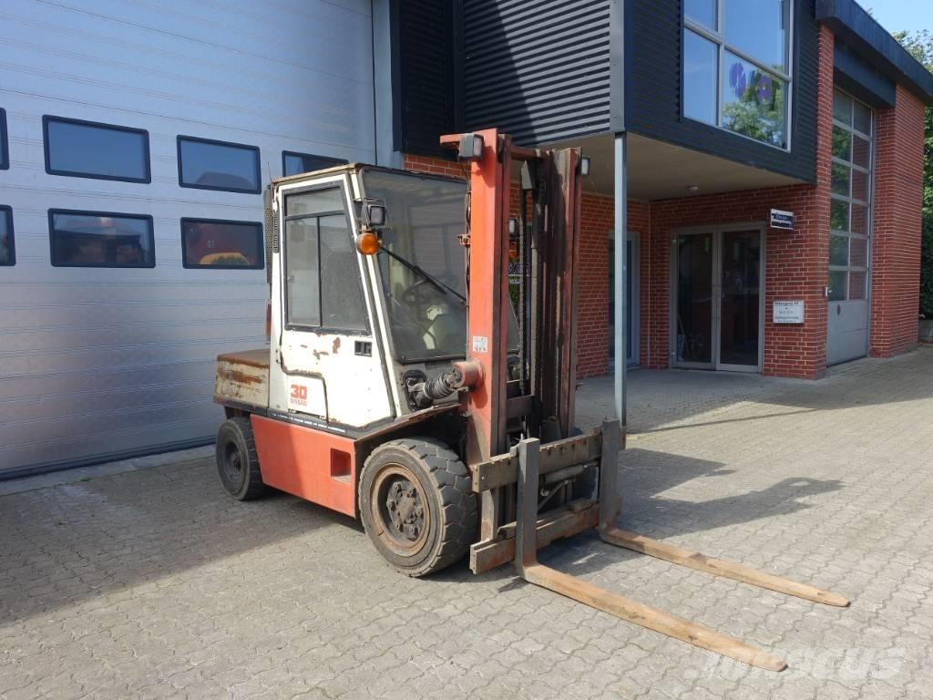 Nissan EGH02 A 30 U Diesel trucks