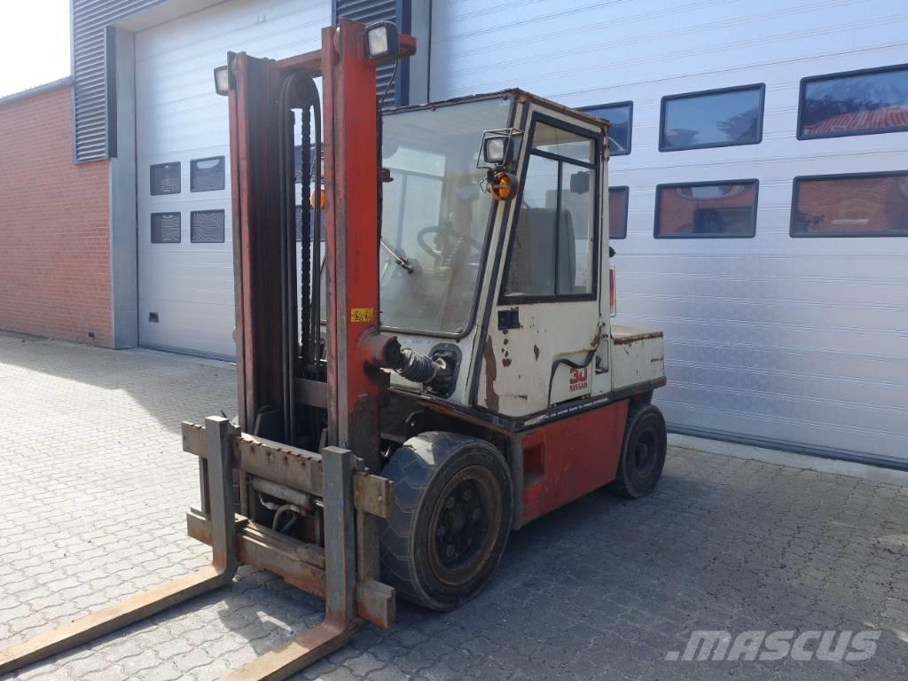 Nissan EGH02 A 30 U Diesel trucks