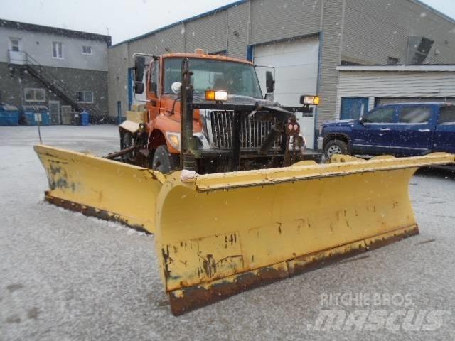 International 7400 Snow blades and plows