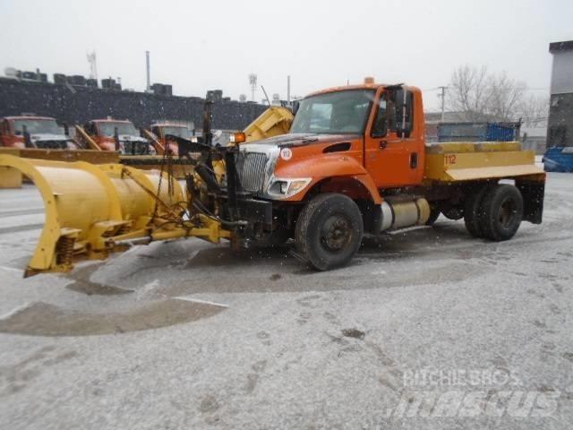 International 7400 Snow blades and plows