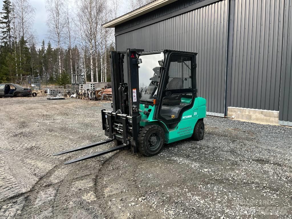 Mitsubishi FD25NT Diesel trucks