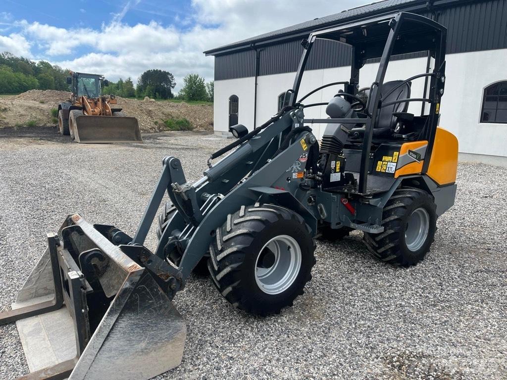 GiANT G2700 Extra Mini loaders
