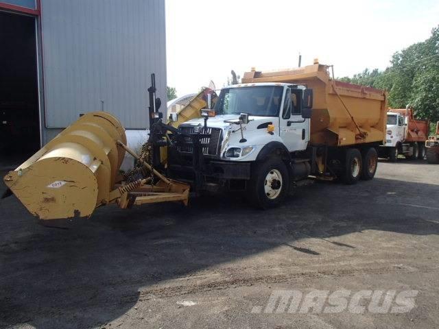 International 7400 Snow blades and plows