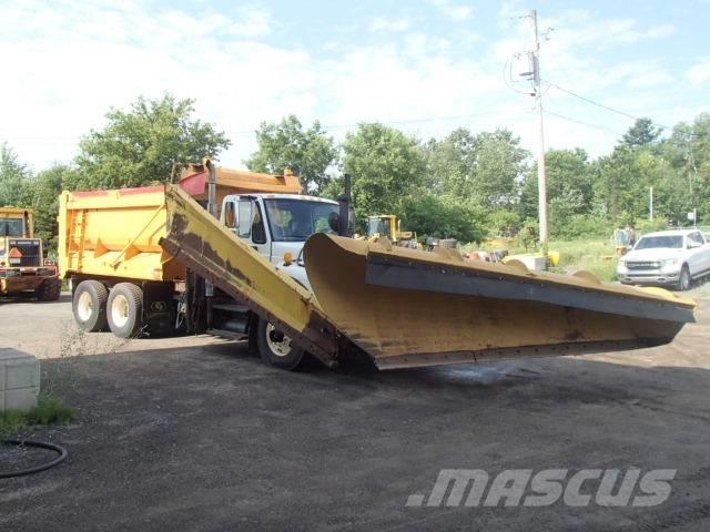 International 7400 Snow blades and plows
