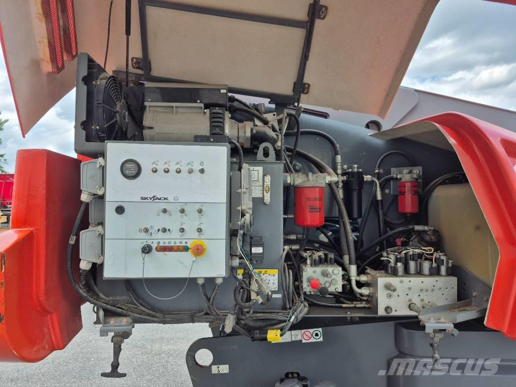 SkyJack SJ 66 T Articulated boom lifts