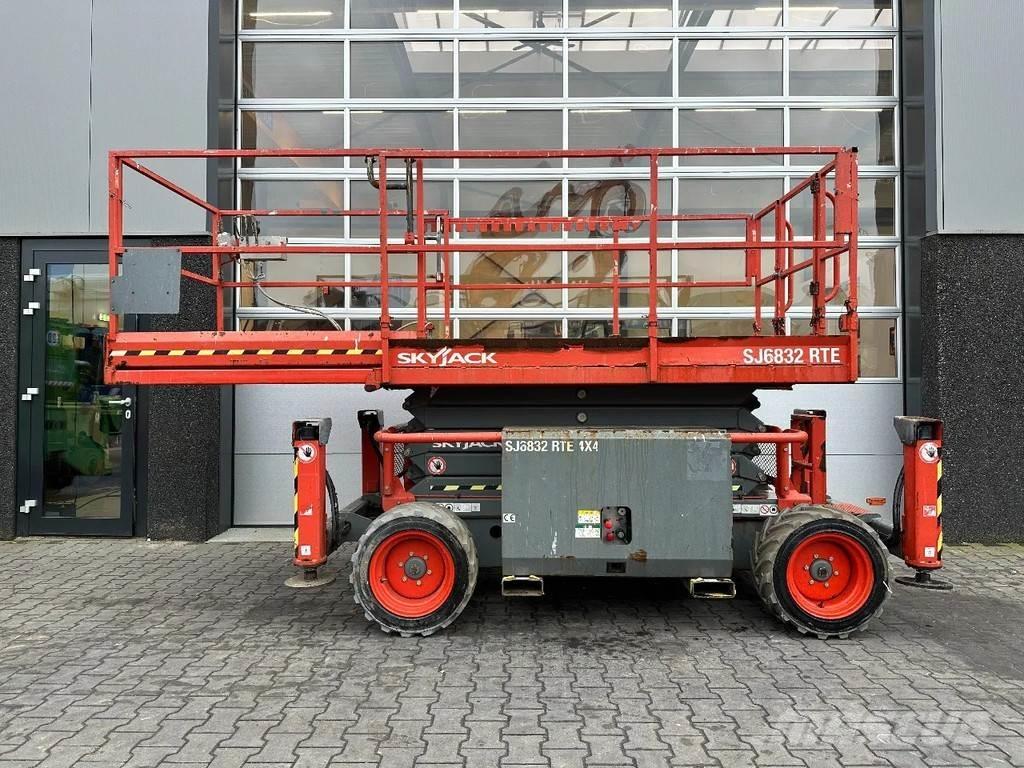 SkyJack SJ6832 RTE Scissor lifts