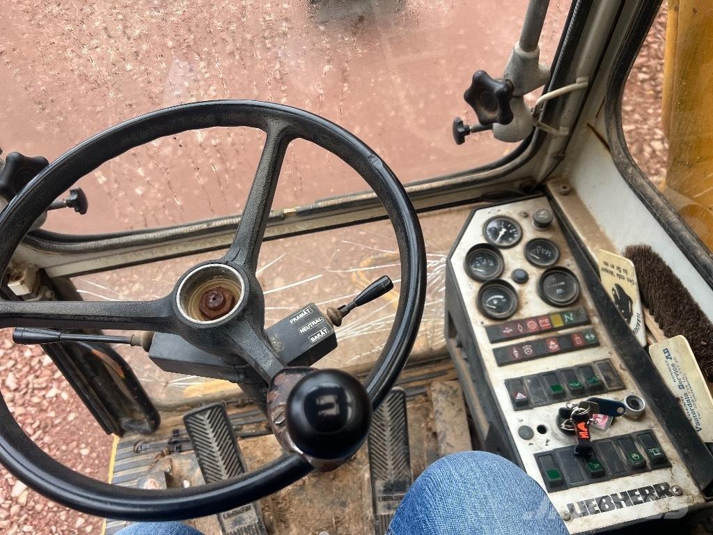 Liebherr 902 Wheeled excavators