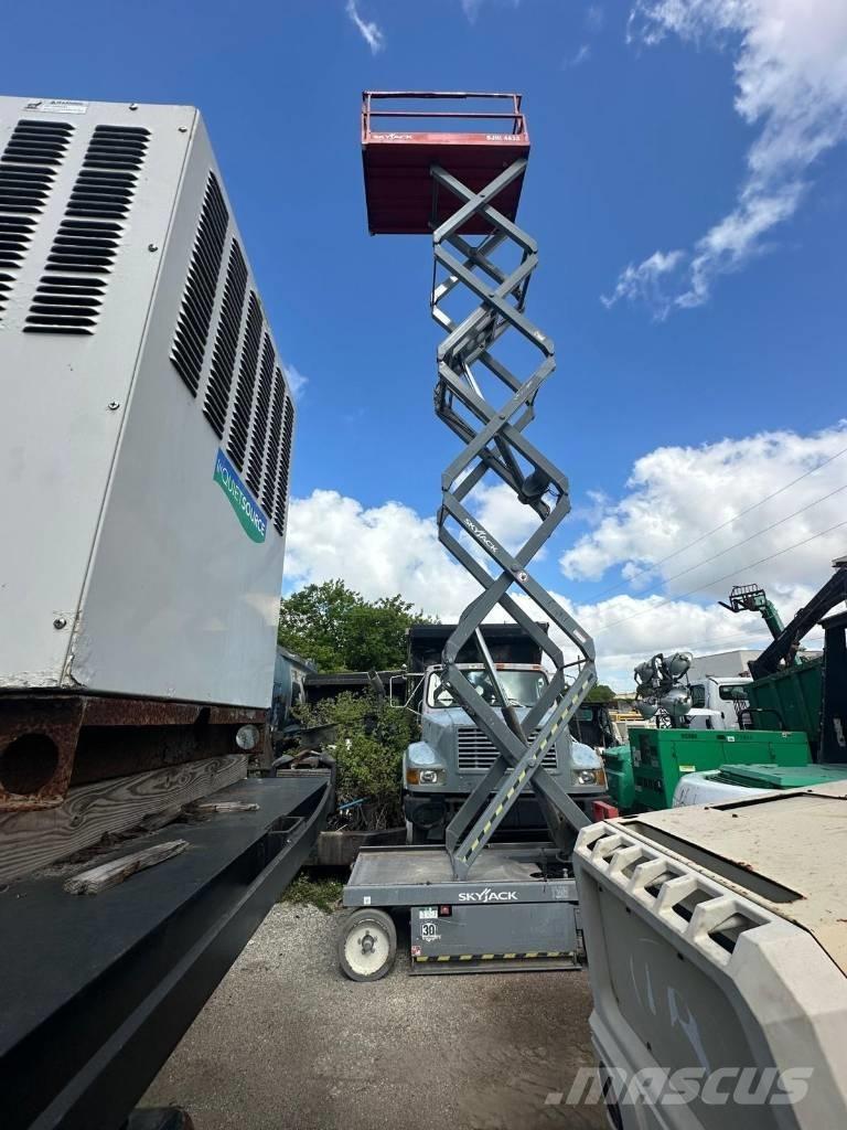 JLG 32 Lift Scissor lifts