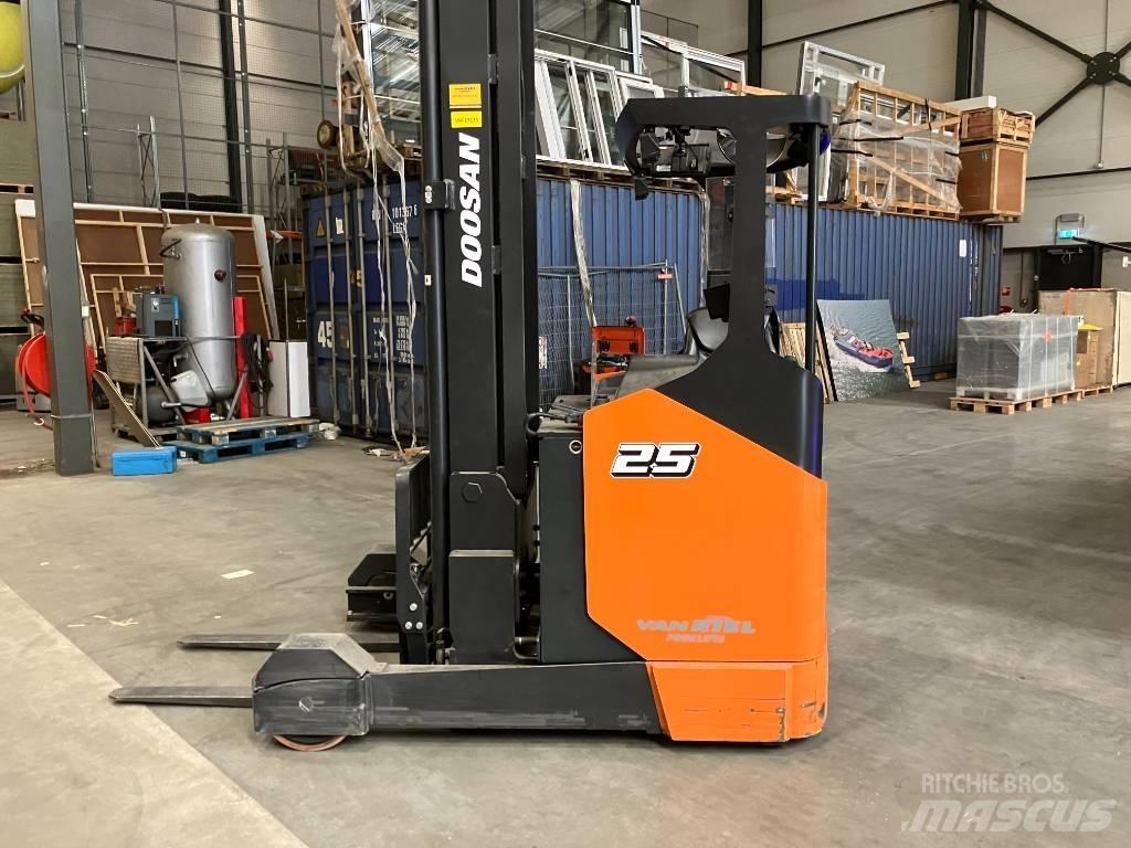 Doosan BR25JW-9 Reach truck