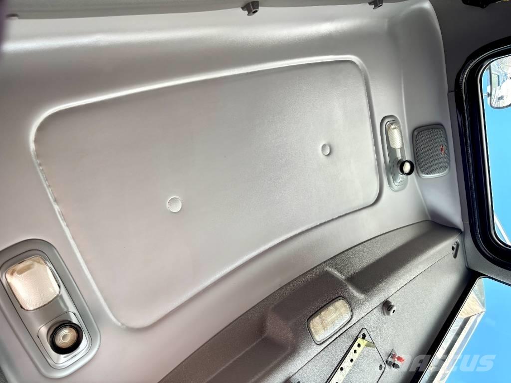 Peterbilt 389 Truck Tractor Units
