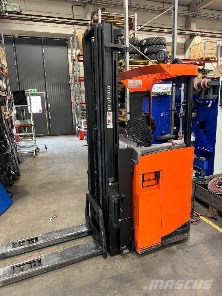 Toyota SRE135L Self propelled stackers