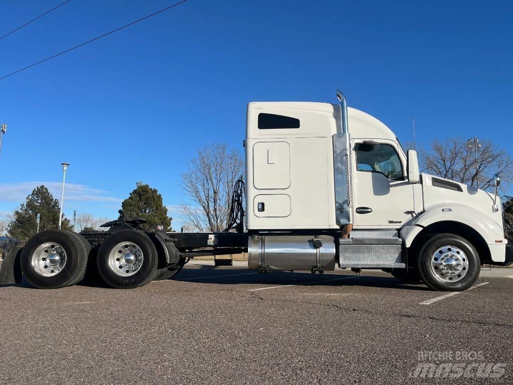 Kenworth T 880 Truck Tractor Units