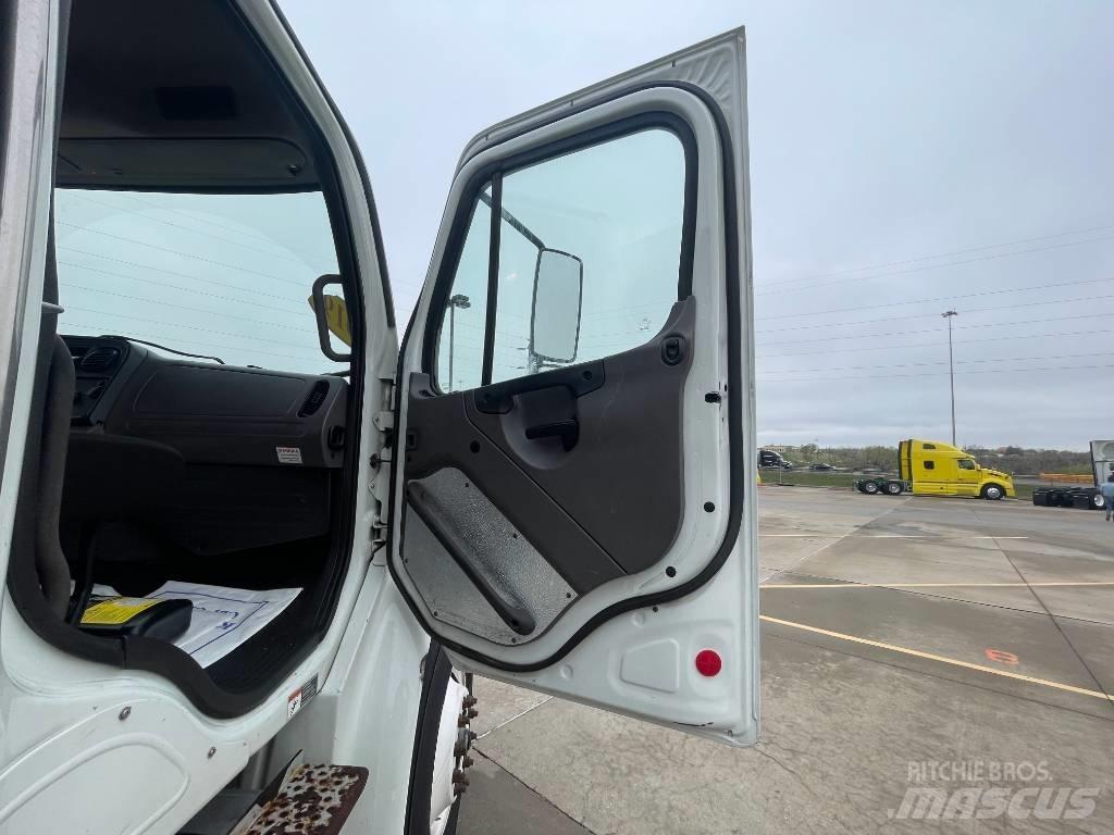 Freightliner M 106 Flatbed/Dropside trucks