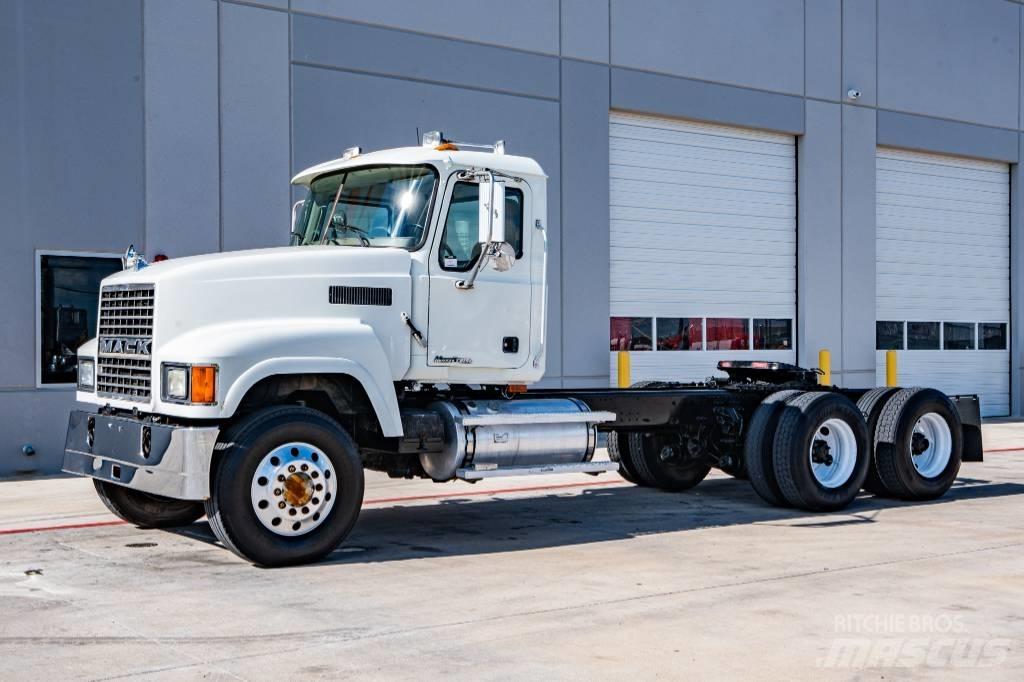 Mack CHN 613 Truck Tractor Units
