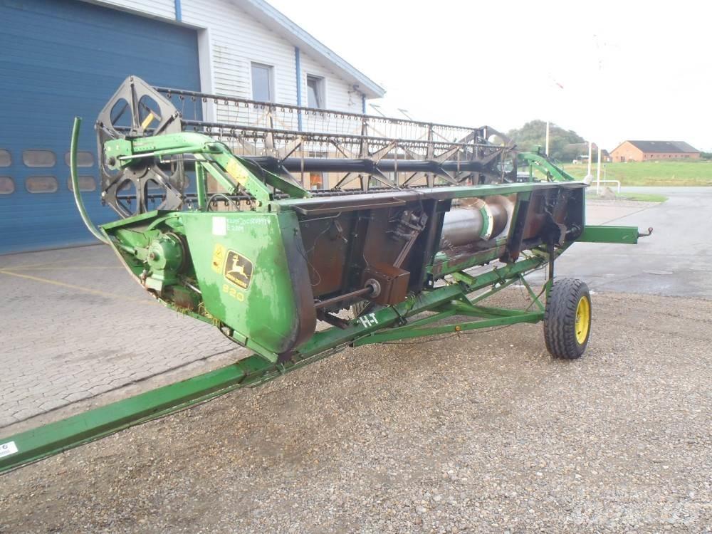 John Deere 920 Tractors