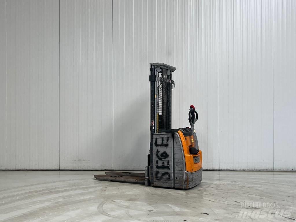 Still EXV16 Pedestrian stacker