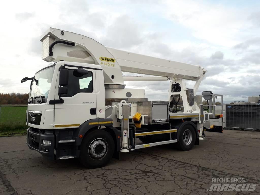 Palfinger P 370 KS Truck mounted aerial platforms