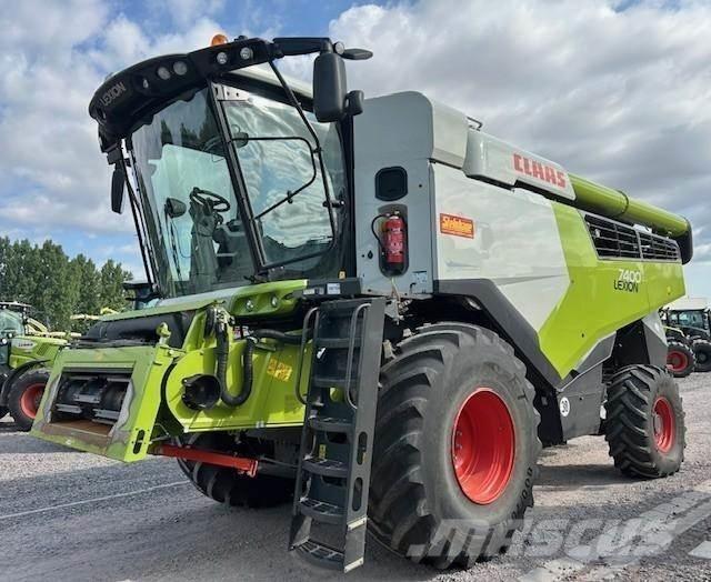 CLAAS LEXION 7400 Combine harvesters
