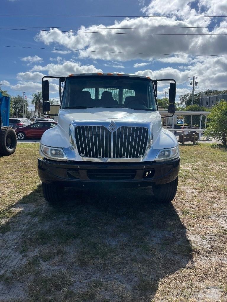 International 4200 Flatbed/Dropside trucks