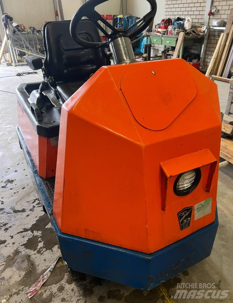 Taylor-Dunn C425 Towing truck