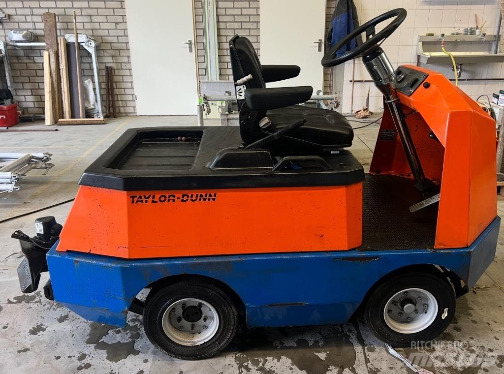 Taylor-Dunn C425 Towing truck