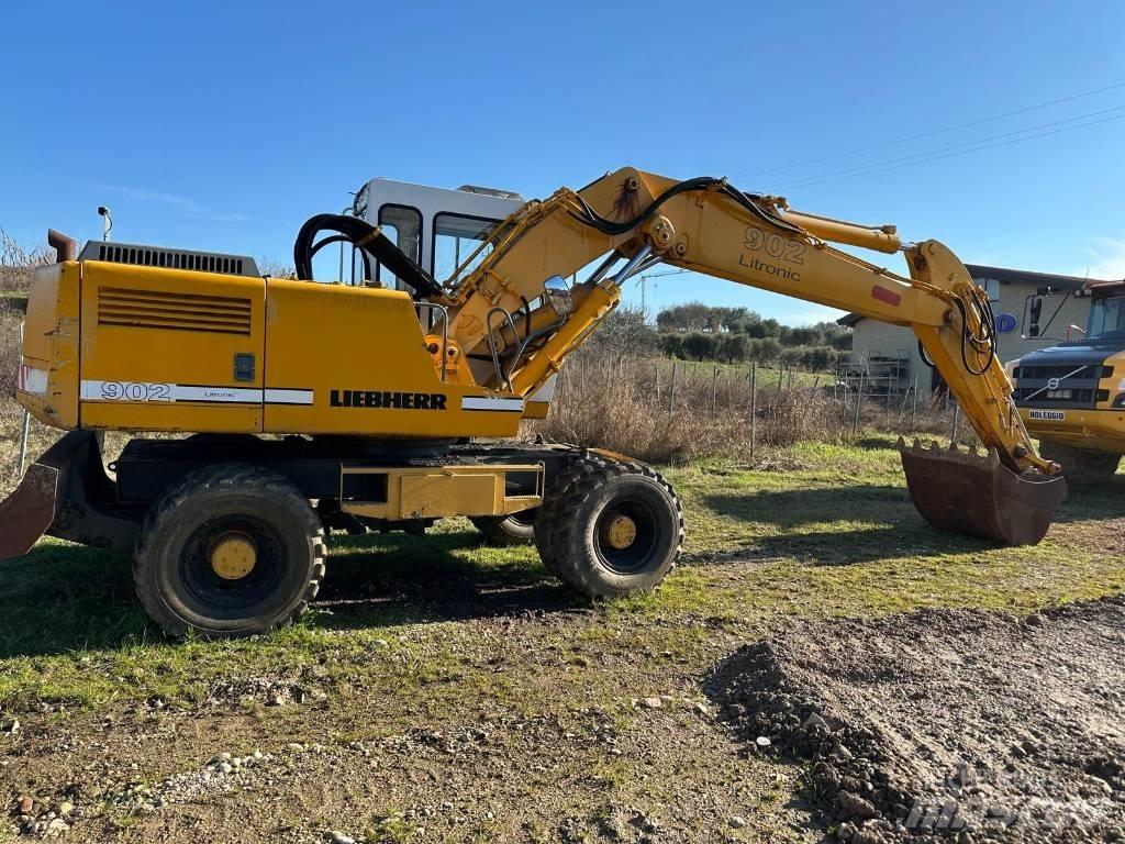 Liebherr 902 Wheeled excavators