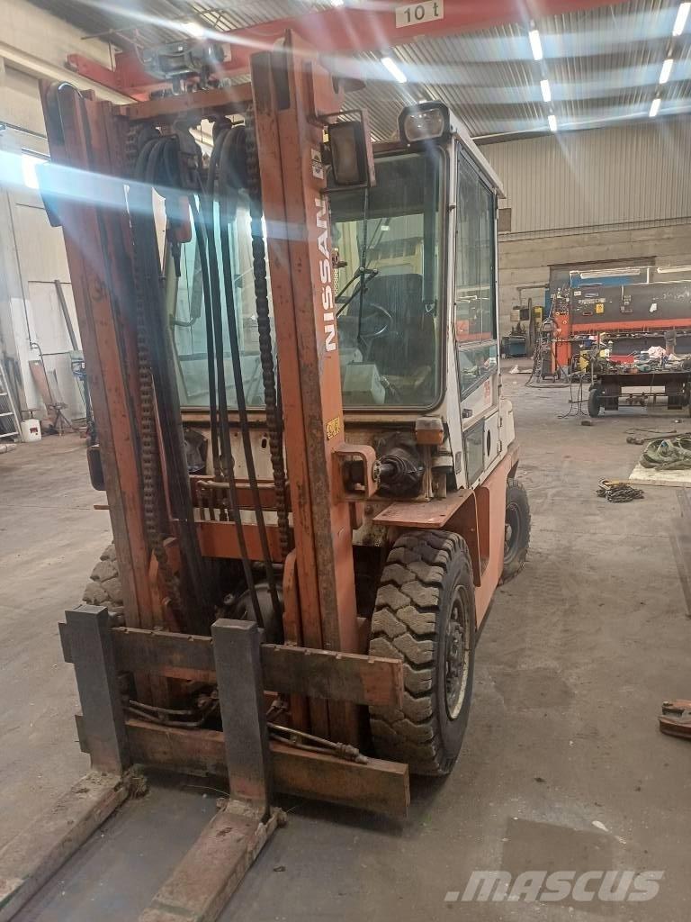 Nissan 33 U Diesel trucks